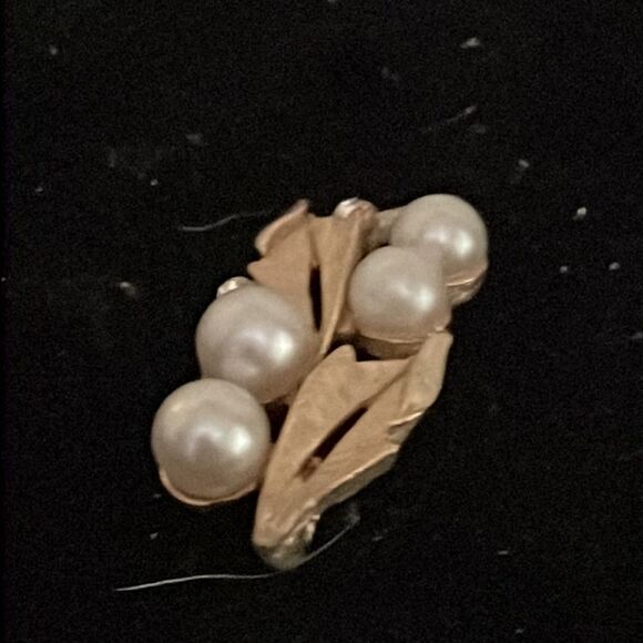 1” gold tone double leaf each with two simulated pearls/1 crystal charm/pendant - Picture 5 of 10